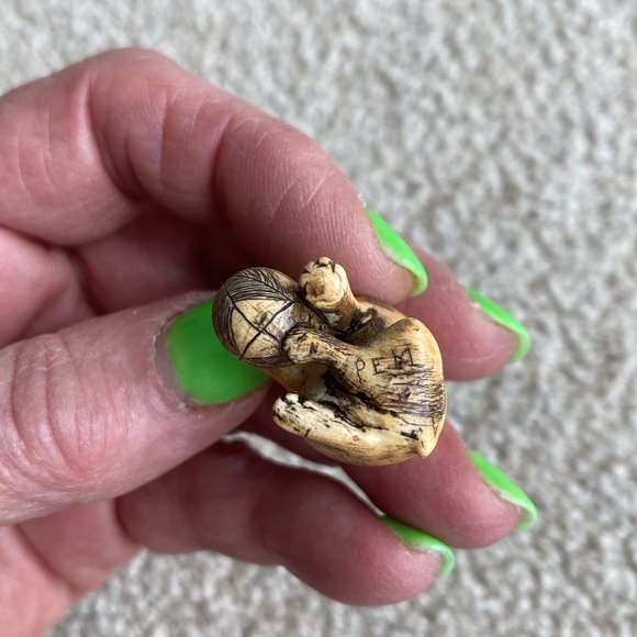 Vintage Miniature Carved Cat with Yarn. Perfect Condition. - Picture 5 of 5